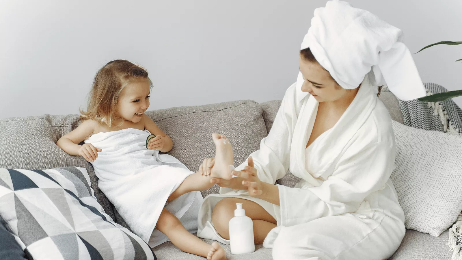 Wholesale white hotel towels manufactured in Turkey