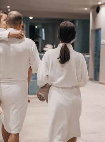 how to choose the right bathrobe for your hotel guests 2025